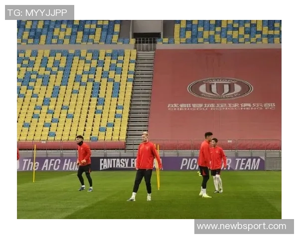 上海海港后卫亚历斯祖正式加盟成都蓉城签约两年助力球队新征程